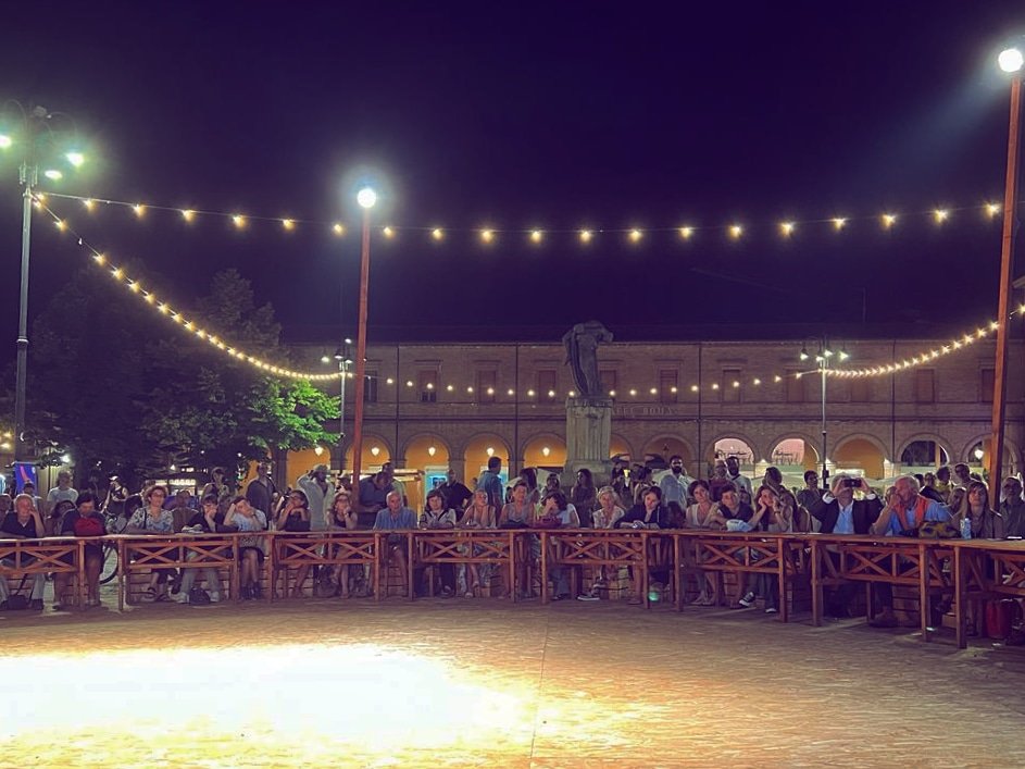 Cosa sappiamo del clima che cambia? Quali fenomeni sono più evidenti? Chi soffre di più? Immagini e dati dalla terza conferenza del PUG di Santarcangelo, una partecipata lezione in piazza per 'fare pace con la natura'.
Grazie <a href="/SANTARCANGELO_F/">Santarcangelo Festival</a>
@ravalula <a href="/ArpaER/">Arpae Emilia-Romagna</a>