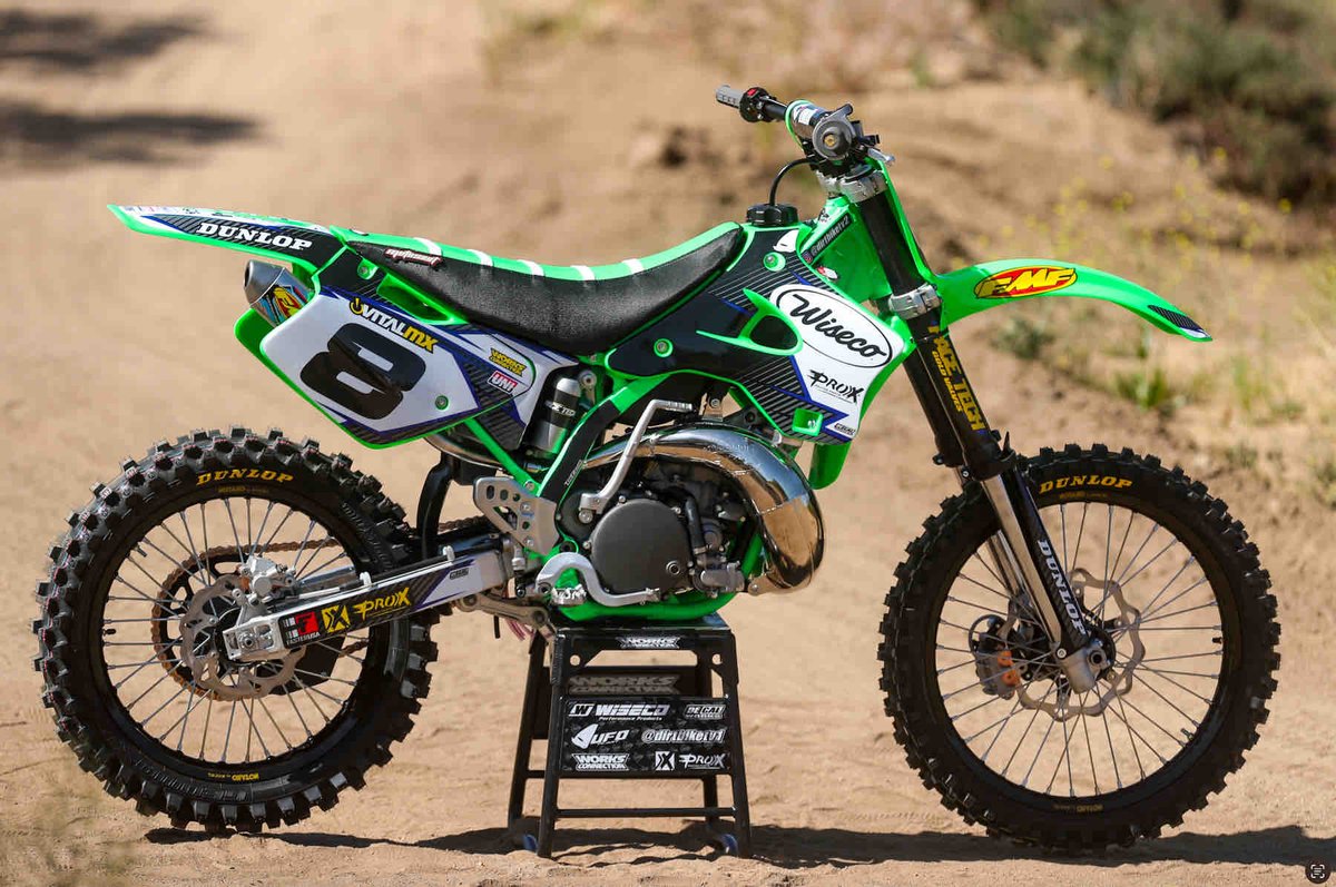 RideDunlop's tweet photo. Parts were hard to find for this 1996 Kawasaki KX250 but @dirtbiketv1 brought this bike Back to Life for @vitalmx! 💪
#RideDunlop #RaceDunlop #MX33 #Kawasaki #KX250 #TwoStroke #2Stroke https://t.co/GtwXf91bDE