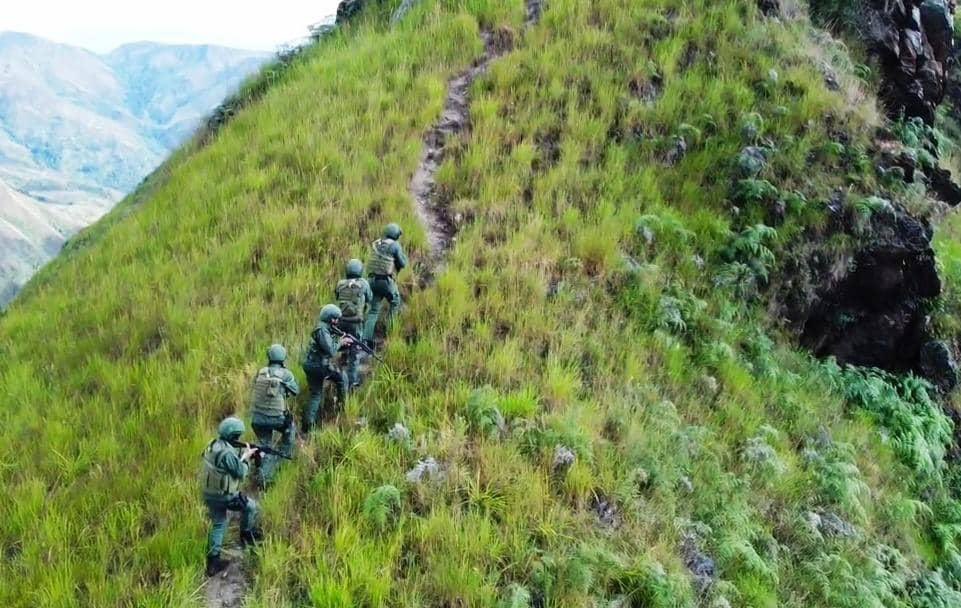 dhernandezlarez's tweet photo. El soldado venezolano es el hombre de la historia !!! El hombre del pueblo humilde de Rondón y la Revolución Bolivariana, es aquel que camino al martirologio en pro de la vida de sus hermanos, sacrificando hasta su existencia para darnos independencia. 

Es el mismo que ha regado con sangre victoriosa los campos inmortales de batalla para construir y consolidar una nación. El más vilipendiado y odiado por los imperios y las rancias oligarquías con sus lacayos, por el delito de provenir del pueblo humilde y ser el artífice amante de la libertad que ellos hoy disfrutan. Somos y seguiremos siendo  antiimperialistas y chavistas, guardianes de la honra e independencia de nuestra amada Patria Venezuela !!!!!!

#IntegrarEsVencer