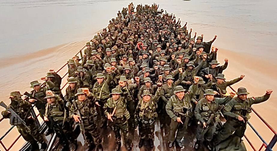 dhernandezlarez's tweet photo. El soldado venezolano es el hombre de la historia !!! El hombre del pueblo humilde de Rondón y la Revolución Bolivariana, es aquel que camino al martirologio en pro de la vida de sus hermanos, sacrificando hasta su existencia para darnos independencia. 

Es el mismo que ha regado con sangre victoriosa los campos inmortales de batalla para construir y consolidar una nación. El más vilipendiado y odiado por los imperios y las rancias oligarquías con sus lacayos, por el delito de provenir del pueblo humilde y ser el artífice amante de la libertad que ellos hoy disfrutan. Somos y seguiremos siendo  antiimperialistas y chavistas, guardianes de la honra e independencia de nuestra amada Patria Venezuela !!!!!!

#IntegrarEsVencer
