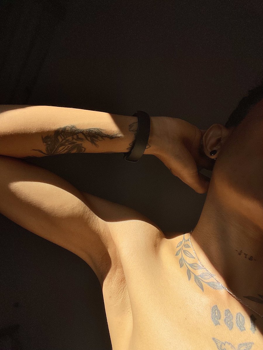Monteriano96's tweet photo. Dicen que la felicidad la encuentras con un flaco 😅

#twink #twinkboy #feetcontent #feetfethish #twinkfetish #bodymen #bodyboy #boyslim https://t.co/ABZP6N8kcO
