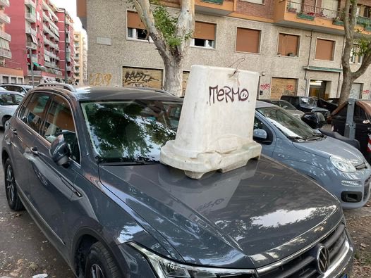 GRAB_Roma's tweet photo. È vero. Ha parcheggiato sullo scivolo per disabili.
Ma è un motivo sufficiente per piazzargli un blocco parapedonale sul cofano?
#FreePark https://t.co/eVKSXh4cje