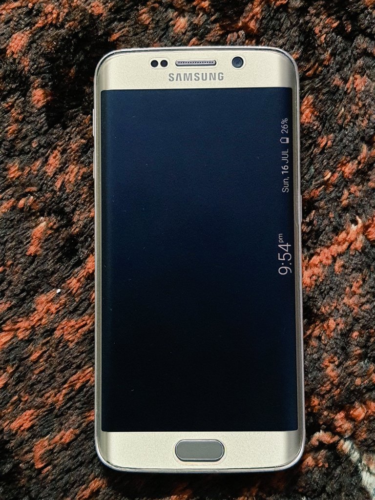 roshhh99's tweet photo. That's a start to always on display for Android !!
Samsung Galaxy S6 Edge 2015 😱

@SamsungIndia @SamsungMobile
#Samsung #galaxys6edge #alwaysondisplay #samsunggalaxy 
#smartphones https://t.co/npSvZCt8TC