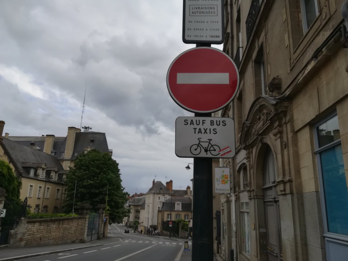 Selon un passant,  « depuis qu'ils [NDLR: à savoir <a href="/metropolerennes/">Rennes Ville et Métropole</a>] ont décidé de mettre cette rue [Gambetta] en voie de bus, je double mon temps de trajet pour rentrer le soir, je mets bien 10 minutes de plus. »
J'aurais dû l'informer qu'il avait le droit de monter dans le bus.