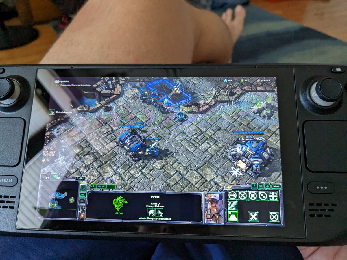 Oothek_SC2's tweet photo. Tatsächlich läuft SC2 auf dem Steam Deck echt gut. Hab es heute drauf gemacht. Ist natürlich nicht wie am PC aber ich bin dennoch überrascht von der Steuerung. Geil und das auf dem Sofa. #SteamDeck #Starcraft2 https://t.co/snoCgfemvx