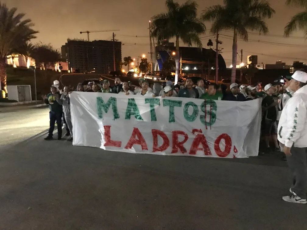 avant1p4lestra's tweet photo. Cadê a Mancha Verde pra pedir a cabeça do Anderson Barros igual fizeram com o Alexandre Mattos?

Esse, inclusive, caiu por muito menos. Vão esperar até quando? https://t.co/7gdUwXJDUK