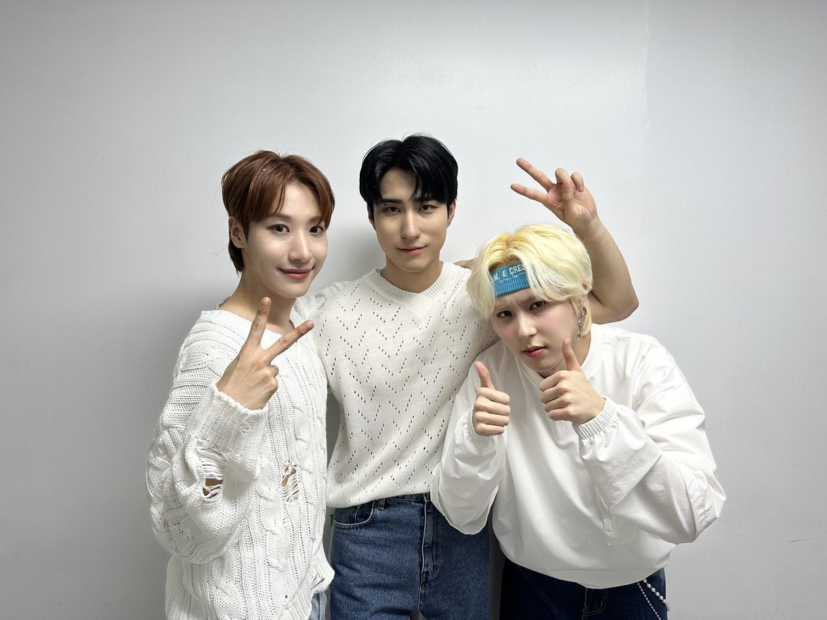 official_ONEWE's tweet photo. [#ONEWE]

RBW 2023 SUMMER FES 
: Over the Rainbow🌈 완료❗️

우리 위브들 오늘 공연에서도 함께 
즐기며 큰 소리로 응원해 주셔서 더 
신나고 행복한 순간이 만들어진 것 같아요🫶🏻

또 하나의 소중한 추억 가지고 편안한 밤
보내길 바라요💙

#원위 #SummerFes
#OverTheRainbow https://t.co/lMDgoNBUcH