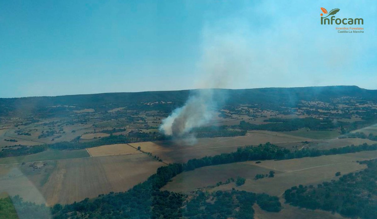Plan_INFOCAM's tweet photo. ➡️#IFCastejón incendio forestal 🔥 ACTIVO en #Cuenca. Detectado a las 17:48 h. 
En la zona, el dispositivo del @Plan_INFOCAM con: 
📌3 medios aéreos
📌8 medios terrestres
📌52 efectivos #BBFF #AAMM

#ContralosIncendiosACTÚA #EsTareadeTodos 
ℹ️ Más info: https://t.co/qtqeUMxrCR https://t.co/IkMnL6TKDA
