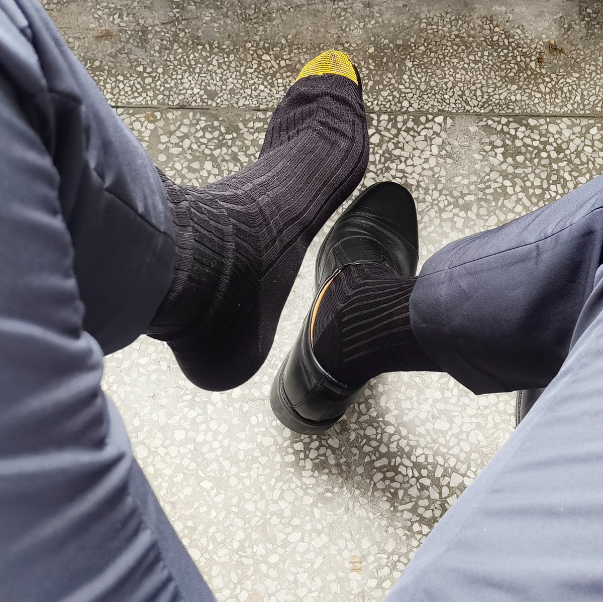 藏在办公桌下的故事，
还是三接头最安逸。
袜子：Gold Toe