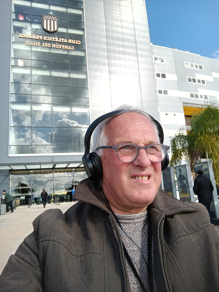 Ya estamos en vivo en el CDS con las últimas novedades sobre pases ,notas en vivo con dirigentes y la información q surja a cada instante 1470 AM Radio Cristal, SPORT+ x Youtube,<a href="/superfutboluy/">SuperFútbol</a> ,el Relato de Marcela Sanzo Comenta Claudio Veiga