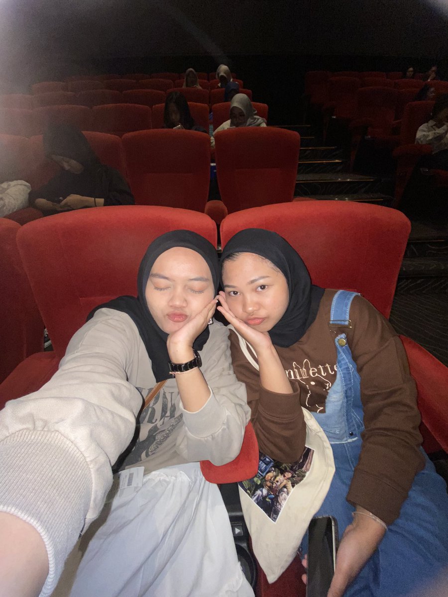 cyxoo's tweet photo. today'a recap edisi nonton KBDS🔖
Sutradara muda berbakat, terima kasih karya indahnya, soundtrackna semua merinding si gokil. 
Sukses terus umay dan cast lainnya!! Ditunggu karya-karya berikutnya♥️
@umayshhhhb @prillyyla @refalhady 
#ketikaberhentidisini #MerayakanKehilangan https://t.co/5H5ekJXdiH