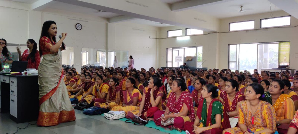 આઈસીડીએસ વલસાડ દ્વારા વક્તા : ડૉ. યોગિની રોલેકર (M.D ગાયનેક) ના સકલનથી  આયોજિત સંપૂર્ણ સ્ત્રી રોગ તેમજ સર્વાંઈકલ કેન્સર(ગર્ભાશયના  મુખનું કેન્સર) જાગૃતિ માટે આંગણવાડી કાર્યકર બહેનો માટે કાર્યક્રમ યોજાયો જે અંતર્ગત 450 જેટલી કાર્યકર બહેનો ને જાણકારી આપવામાં આવી ...
જિ. વલસાડ