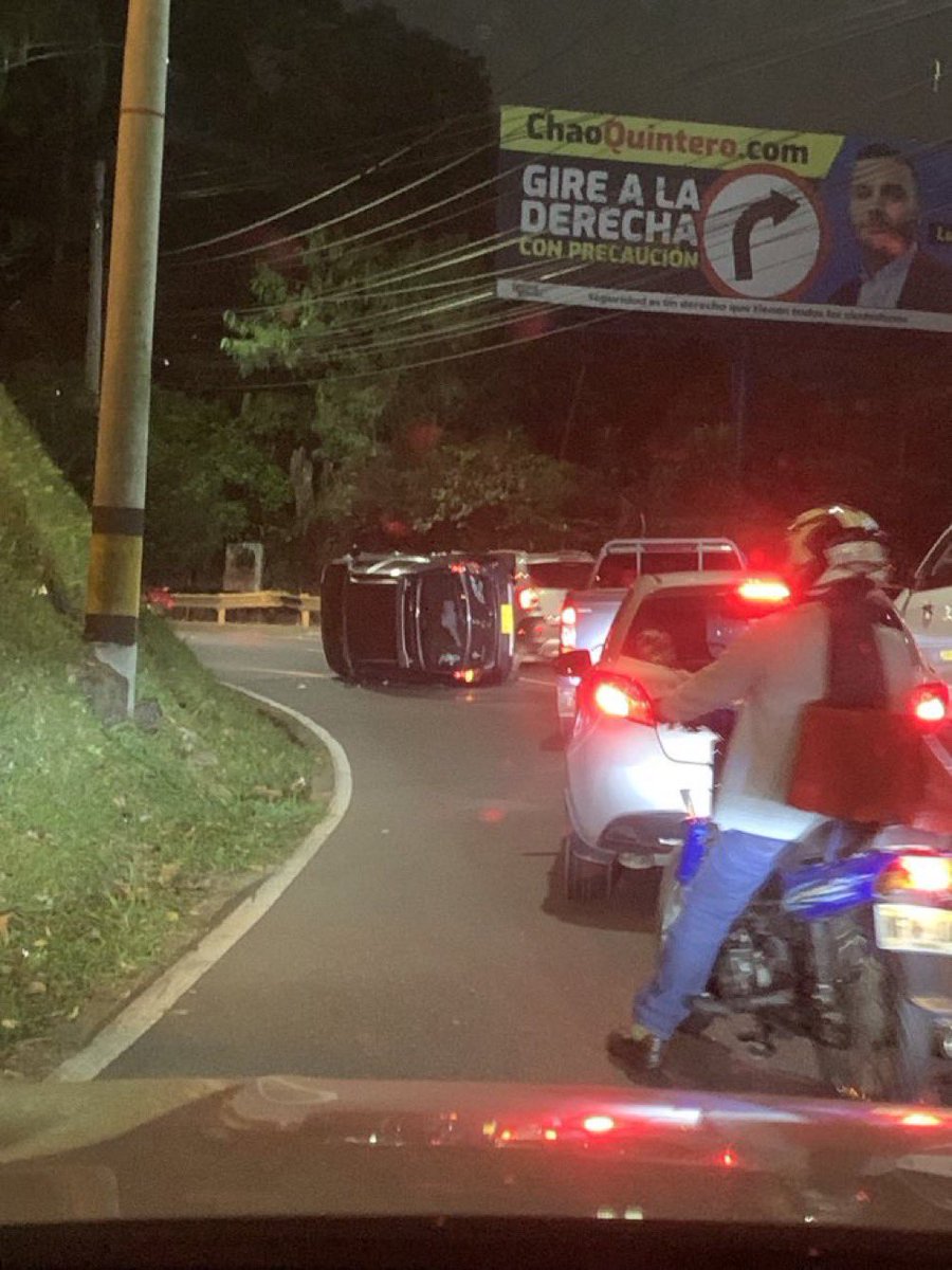 AquinoTicias1's tweet photo. Una vía oscura, una curva a la izquierda, un aviso gigante de “gire a la derecha” con clara imagen de señal de tránsito, resultado.

✨La inteligentsia✨ https://t.co/Px8ncqqmvM