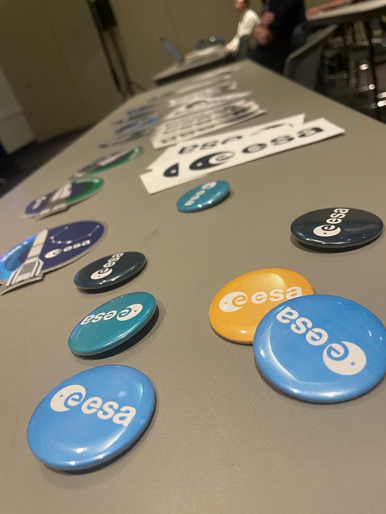 EO_OPEN_SCIENCE's tweet image. ...and make sure you grab a goodie✨😎 #eodash
📍Room 104 @igarss
🔗2023.ieeeigarss.org/tutorials.php#…