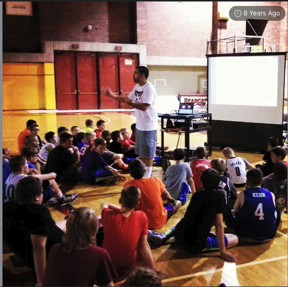KipIoane's tweet photo. 10 years ago.
100 campers (boys ages 10-17). (Definitely a #JerseyDay at the old #ProHoopCamp from the looks of the gear)
30 minutes.
"What Does It Look Like To Be A Man in the 21st Century"
The genesis of @teams_men . https://t.co/tWUpz8nuHw