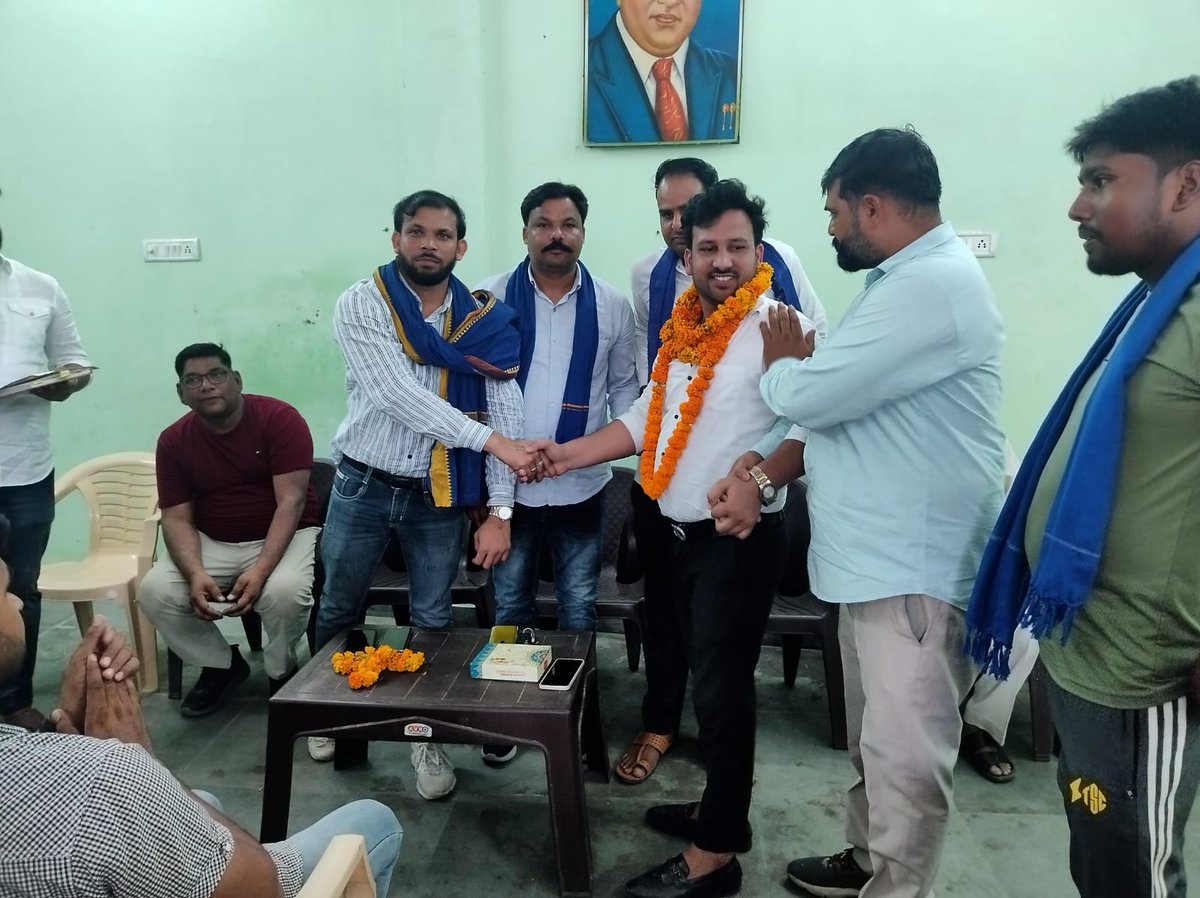 आज जिला गौतमबुधनगर के तीनों विधानसभा में अलग अलग गांव में मीटिंग रखी गई और 21 जुलाई को जंतर मंतर पर महाआंदोलन में अधिक से अधिक संख्या में पहुंचने का आवाहन किया
जय भीम जय भारत जय संविधान
<a href="/BhimArmyChief/">Chandra Shekhar Aazad</a> <a href="/AzadSamajParty/">Aazad Samaj Party - Kanshi Ram</a> <a href="/BBCHindi/">BBC News Hindi</a> <a href="/VinayRatanSingh/">Vinay Ratan Singh</a> <a href="/avaizahmad/">Avaiz Tazim Ahmad</a>