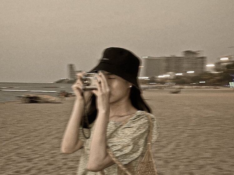 Unrestrained Love — sjy.

The two men and women who broke up because of a broken heart in their childhood once again saw the arrogant actor Rome (sjy) he have a disease that no one knows. Their paths crossed again, the lowly and vulgar superstar as a documentary producer Cydeuz.