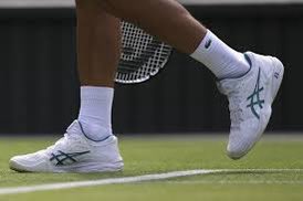 RobHuxtable's tweet photo. @ASICSTennis your shoes are failing @DjokerNole, constant slipping at #wimbledon.  Horrible 

@carlosalcaraz totally stable in his @Nike kicks https://t.co/v3AEAqrGpY