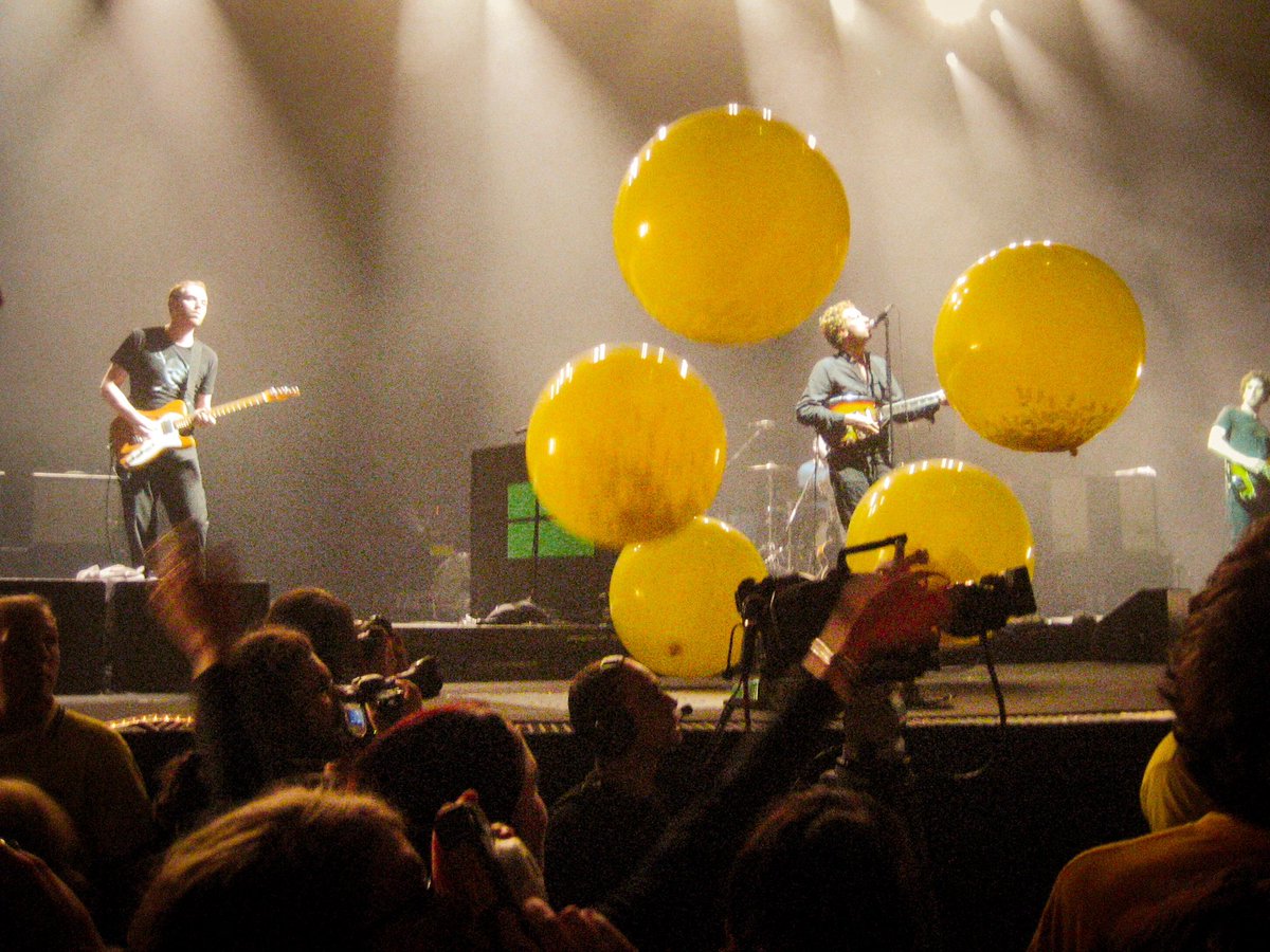 U2Juul's tweet photo. Coldplay 18 jaar geleden. Chris was nog een twintiger😎🎸#2005 #ColdplayAmsterdam #coldplay https://t.co/iNzHtesXLq