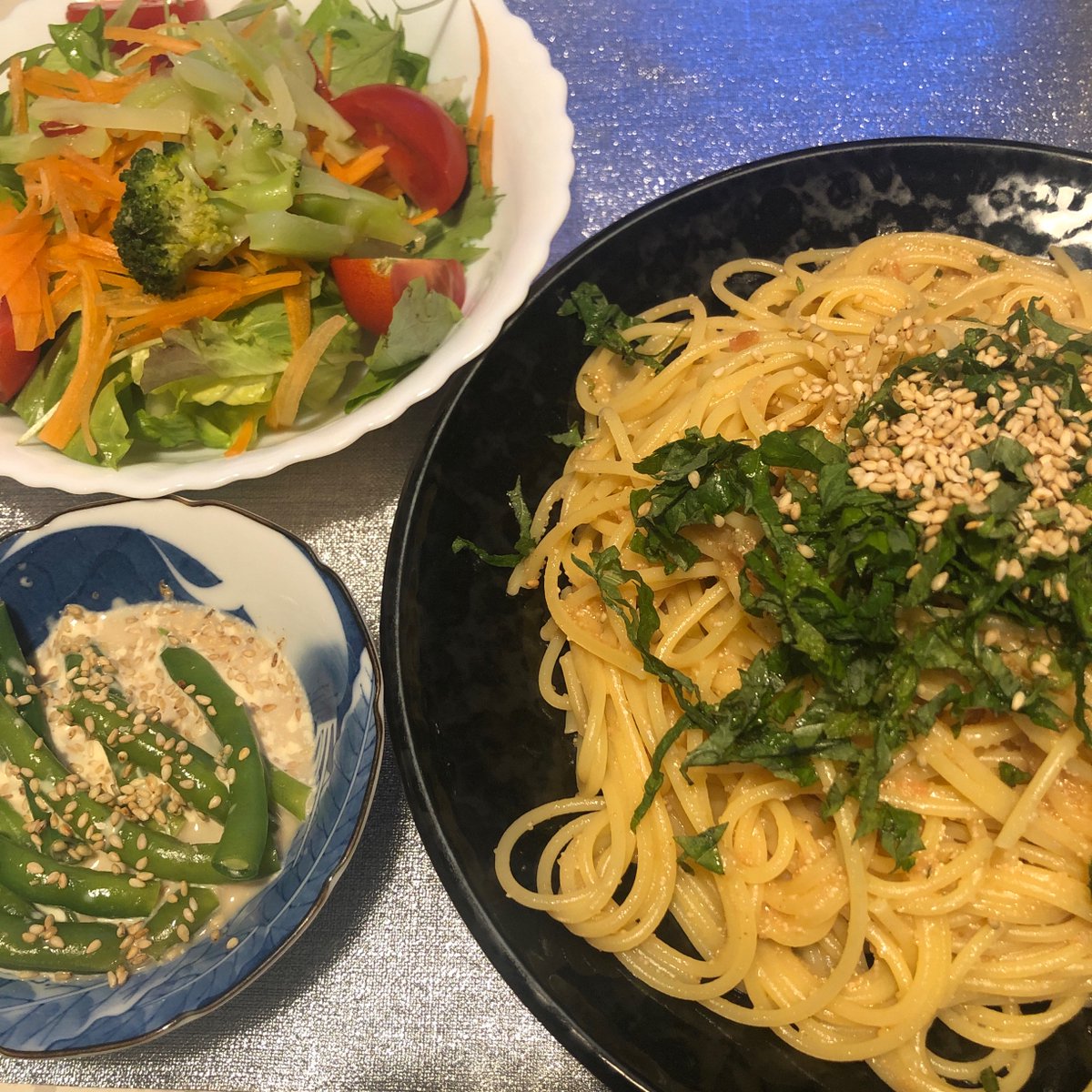 eats_tokyo's tweet image. たらこスパゲッティ・インゲンの和物・ブロッコリーとにんじんのサラダ
#codroespaghetti #stringbeans #broccoliandcarrotsalad