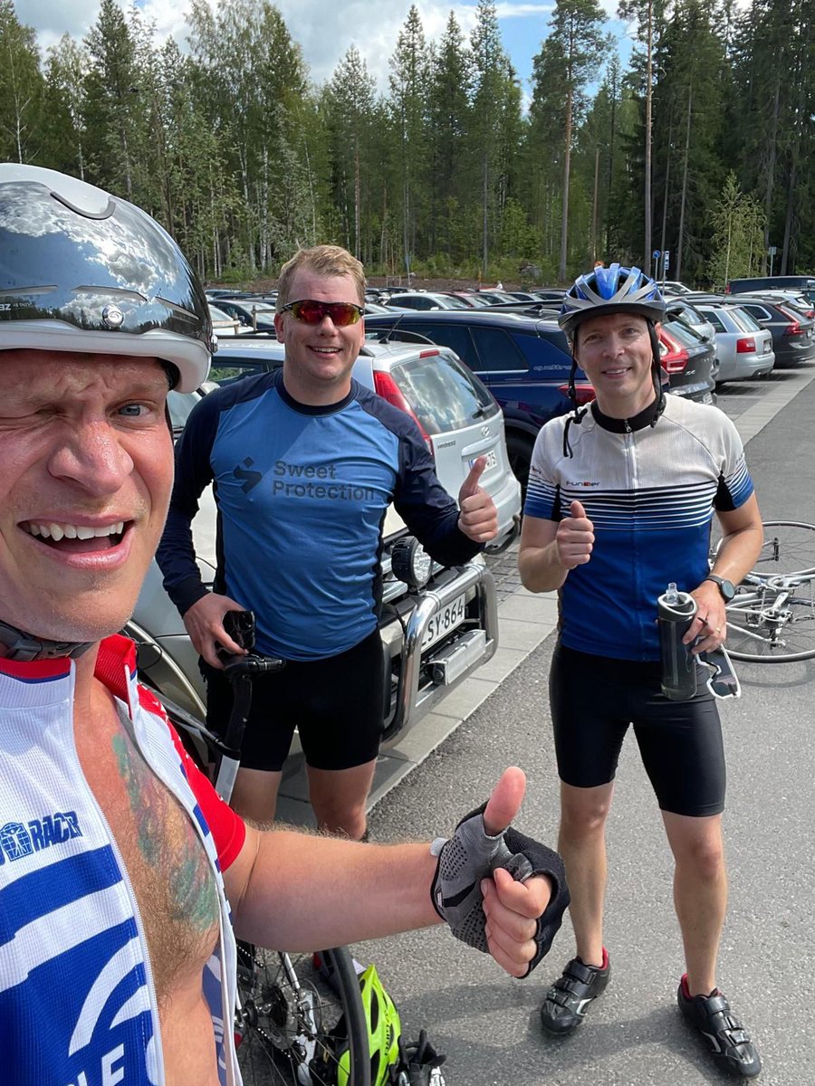 Kesäloman alkajaisiksi 100 km. Kaksi polki, yksi näytteli polkevansa.