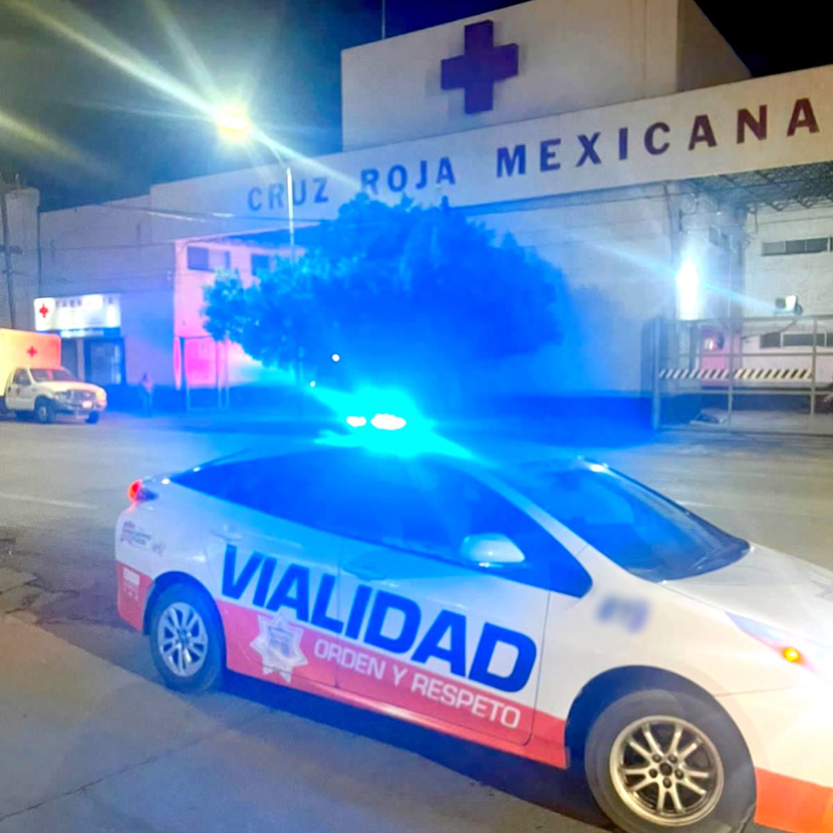 #LaborSocial 👮🏻‍♀️
Agentes viales abrieron paso a vehículo que trasladaba a bebé inconsciente con problemas para respirar, hacia la <a href="/CruzRojaTorreon/">Cruz Roja Torreón</a> durante la madrugada de hoy. Consiguiendo recibiera la atención médica adecuada.

#VialidadTorreón #TorreónSiemprePuede