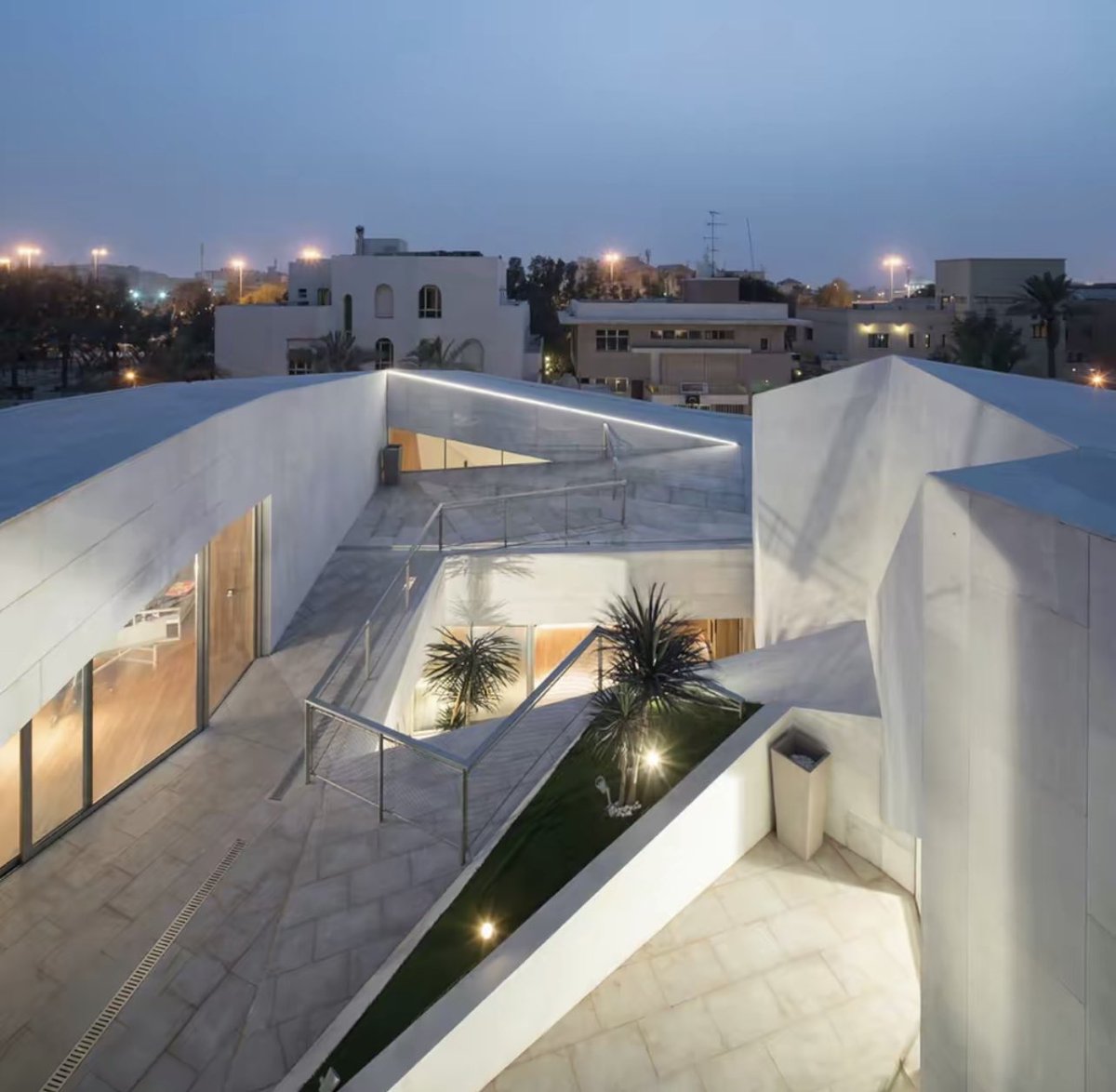 احد اجمل البيوت في الكويت والخليج تحفة معمارية نادره عسي الله يبارك لهم في بيتهم🤍