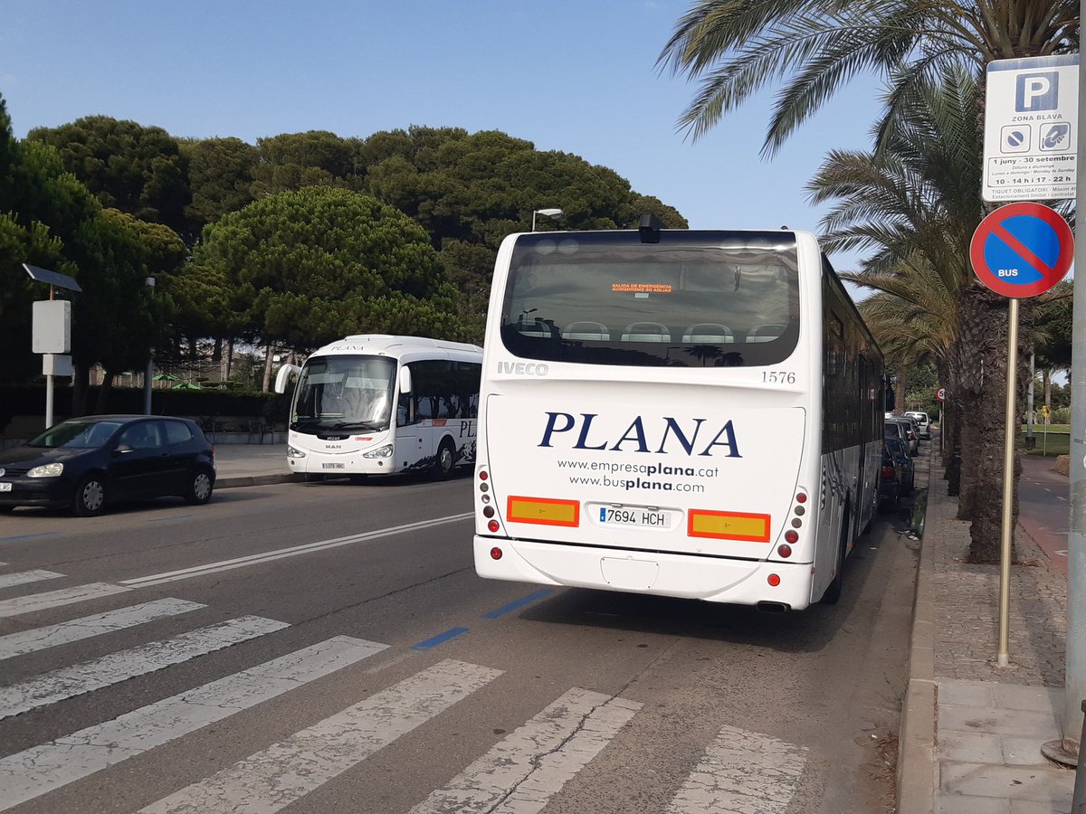 AngelGQuintial's tweet photo. @ajcambrils @PoliciaCambrils @BusPlanaOficial @PSCambrils cada día los vecinos de la Av Sol nos tenemos que seguir jugando la vida para cruzar la Av Diputació  por la falta de visibilidad a pesar de estar prohibido @iservia ahora mismo: https://t.co/sw8ZaYV7ka