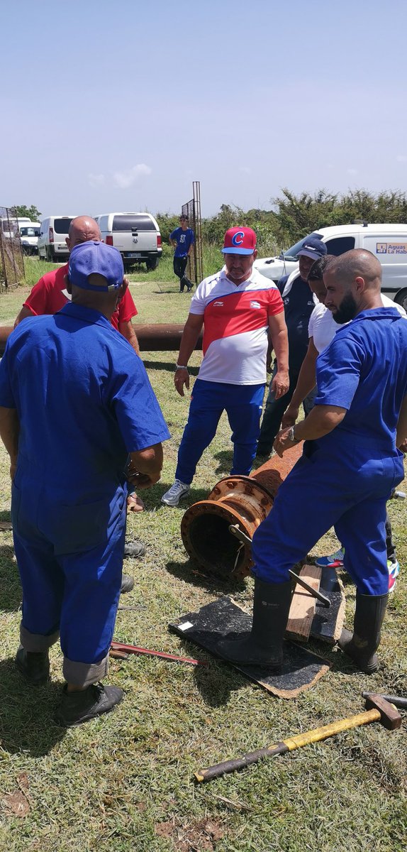 AntonioRdguezR's tweet photo. Equipo de bombeo, reparado, en la Empresa Aguas de la Habana, con la pizarra eléctrica fabricada en #Panelec y el apoyo de la Grúa de #Cubiza, es instalado en el pozo #ElRincón3, para aportar 220lts/seg, al abasto de la Capital #CubaViveYTrabaja #INRHCuba https://t.co/PRUf8GkkVL