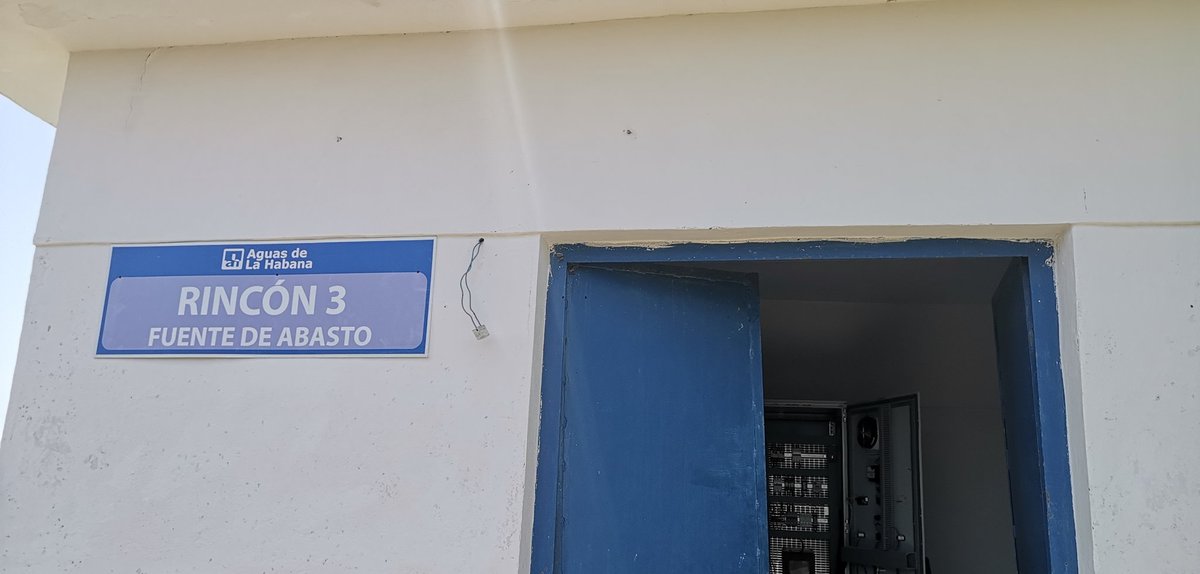 AntonioRdguezR's tweet photo. Equipo de bombeo, reparado, en la Empresa Aguas de la Habana, con la pizarra eléctrica fabricada en #Panelec y el apoyo de la Grúa de #Cubiza, es instalado en el pozo #ElRincón3, para aportar 220lts/seg, al abasto de la Capital #CubaViveYTrabaja #INRHCuba https://t.co/PRUf8GkkVL