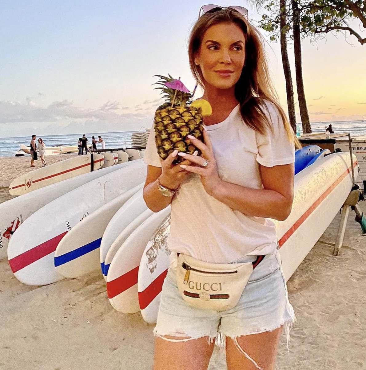 LindaJoMamaBear's tweet photo. Guess where I am?? That’s right Hawaii! I’ve been having the most fabulous time at the resort where they filmed the White Lotus Season 1! I want someone to give me ketamine and call me mama stat🌹 #earthquake #yabos #real #thighgaps https://t.co/oWUyjOyka9