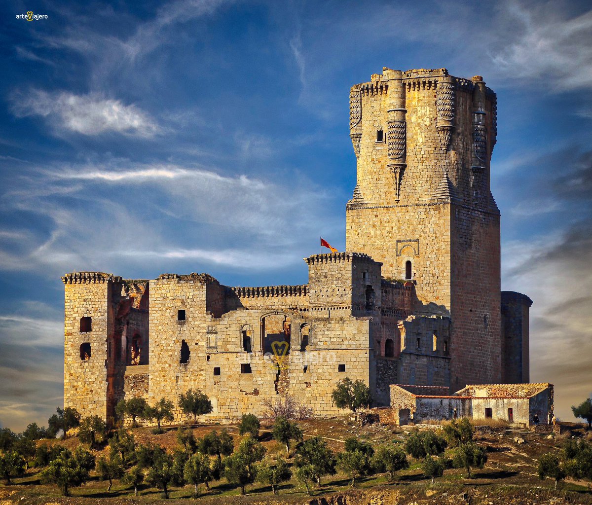 El increíble Castillo de Belalcázar (#Córdoba) puede presumir de contar con la torre del homenaje más alta de España con un total de 47 metros. Esta gran mole pétrea fue construida en el S. XV en estilo gótico
#FelizDomingo #travel