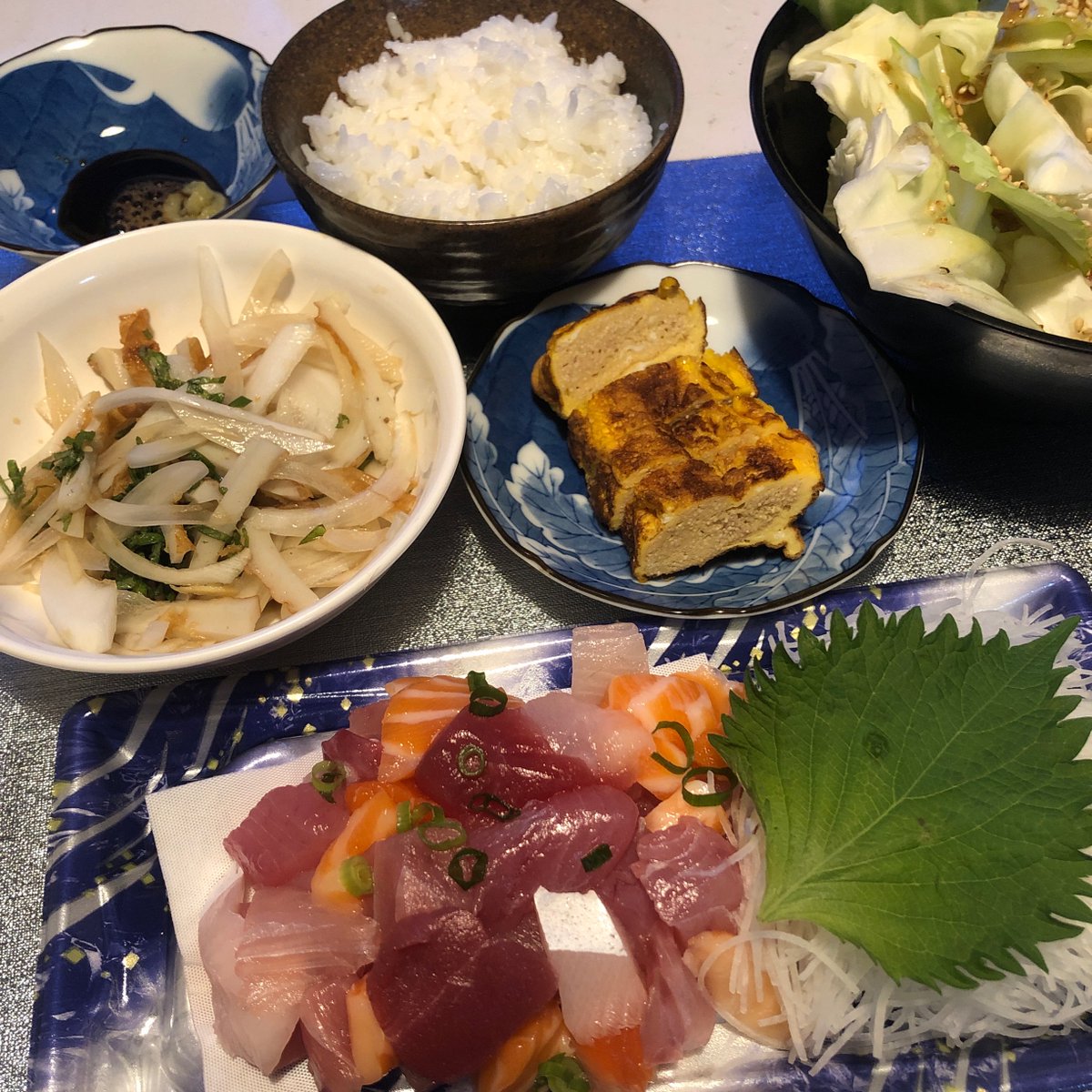 eats_tokyo's tweet photo. 刺身盛り合わせ・大根とちくわの和物・明太卵焼き・キャベツサラダ・白米
#assortedsashimi #daikonandfishcake #codroetamagoyaki #cabbagesalad #rice https://t.co/zILmDrSXz0