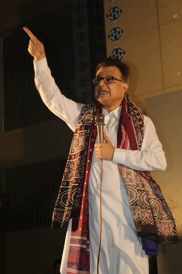 <a href="/AyazLatifPalijo/">Ayaz Latif Palijo</a>
سنڌ جو ساھ سائين سهڻو اياز  
مان سائين اياز لطيف پليجي صاحب جو يگانو ۽ سچو عاشق آھيان جنهن نه صرف سنڌ جي حقن جي ڳاله ڪئي پر سنڌ جي عوام سان هر موڙ تي  گڏ رھيو .پليجي صاحب ڪالھ سنڌ جي راڄڌاني واري شھر ڪراچي ۾ اھو ثابت ڪري ڏيکاريو ته سنڌ جا وارث اسين سنڌي آھيون.