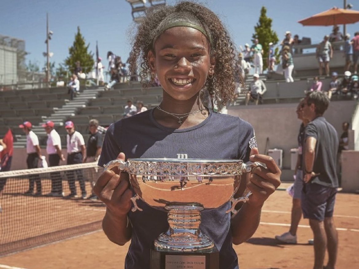 É BICAMPEÃ! 🎾🇧🇷

Victoria Barros conquistou nesse domingo o bicampeonato do Open Stade Français 🇫🇷

A final foi disputada em Roland Garros e a brasileira derrotou Yesung Choo 🇰🇷 por 7/5 e 6/2. 

A base do 🇧🇷 tá vindo forte demais! 👏😍