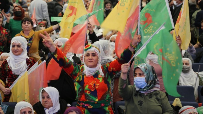 MardinDbp's tweet photo. Bangawazî û vexwendin;
Wek partiyên DBP, HDP û ÇEPÊN KESK em sereke civîna bi gel re ji Stewrê de destpêdikin. Em ê li benda tevlîbûna gelê xwe yê Stewrê bin kû bi coş û kelecanek bilind tevlî civînan bibin.
#Ewîna
#Barman
#Elfan
#Stewrê https://t.co/oCaofn2wQQ