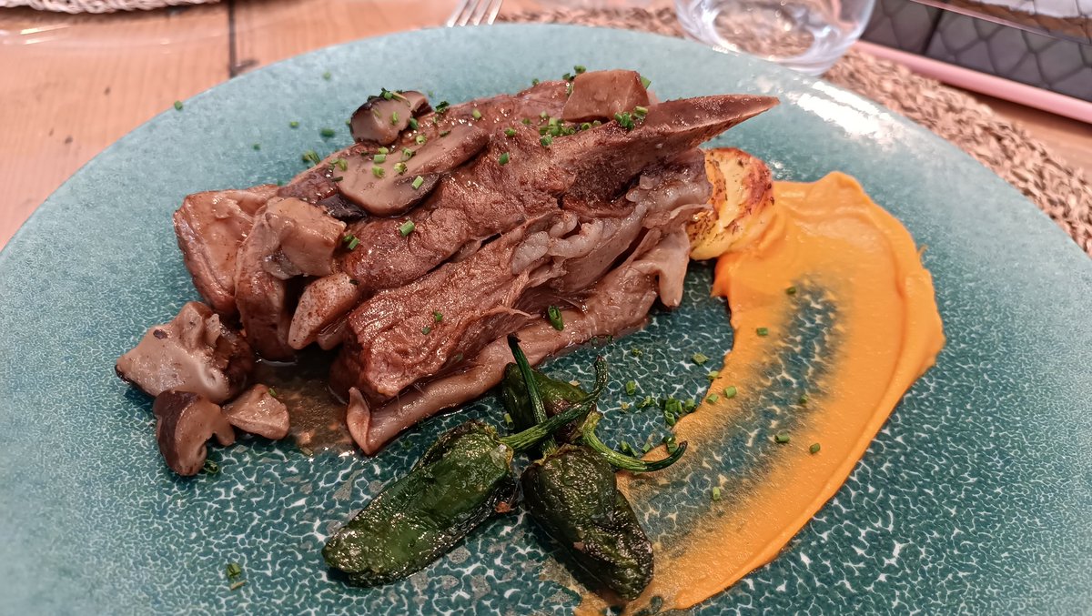 Conbotasymochil's tweet photo. Lo de comer en @LaCapilleta , en la Val de Chistau, es otro rollo. 🤤🤤 https://t.co/oIyv63BOZn