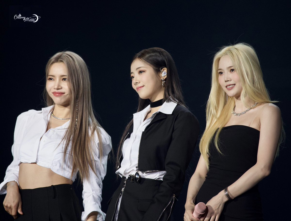 Cherry_ry0115's tweet image. 230716
RBW 패밀리콘 

vocal line🤟

#솔라 #나고은 #효정
#SOLAR #NAGOEUN #HyoJung