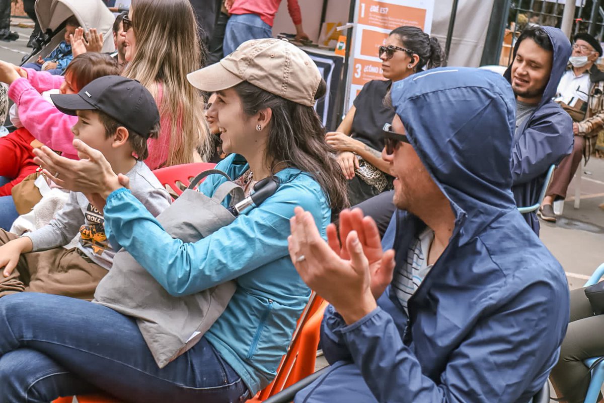AlcaldChapinero's tweet photo. 👀 ¡No se pueden perder el último día de #DistritoCH! 🤩 La agenda de actividades está llena de música, cultura y gastronomía. Las y los esperamos en el 📍 Parque Portugal con sus familias y amigos. 📣 Pueden consultar la programación de #hoy en https://t.co/FxBIsaB3Y0 https://t.co/zmCq9RScXv