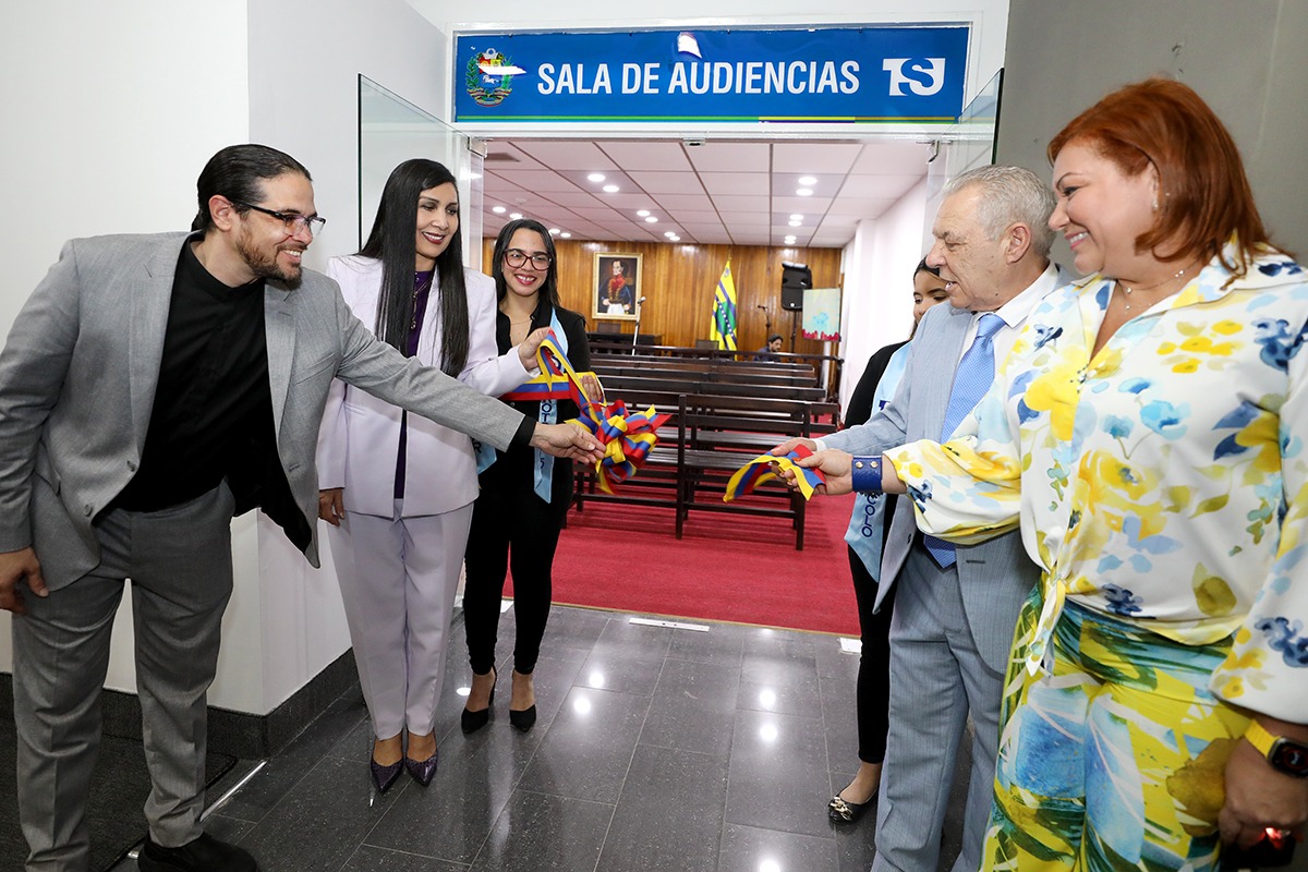 También fue inaugurada la Sala de Audiencias de los Tribunales de Primera Instancia en Funciones de Juicio del Segundo Circuito Judicial Penal de la extensión Puerto Ordaz .