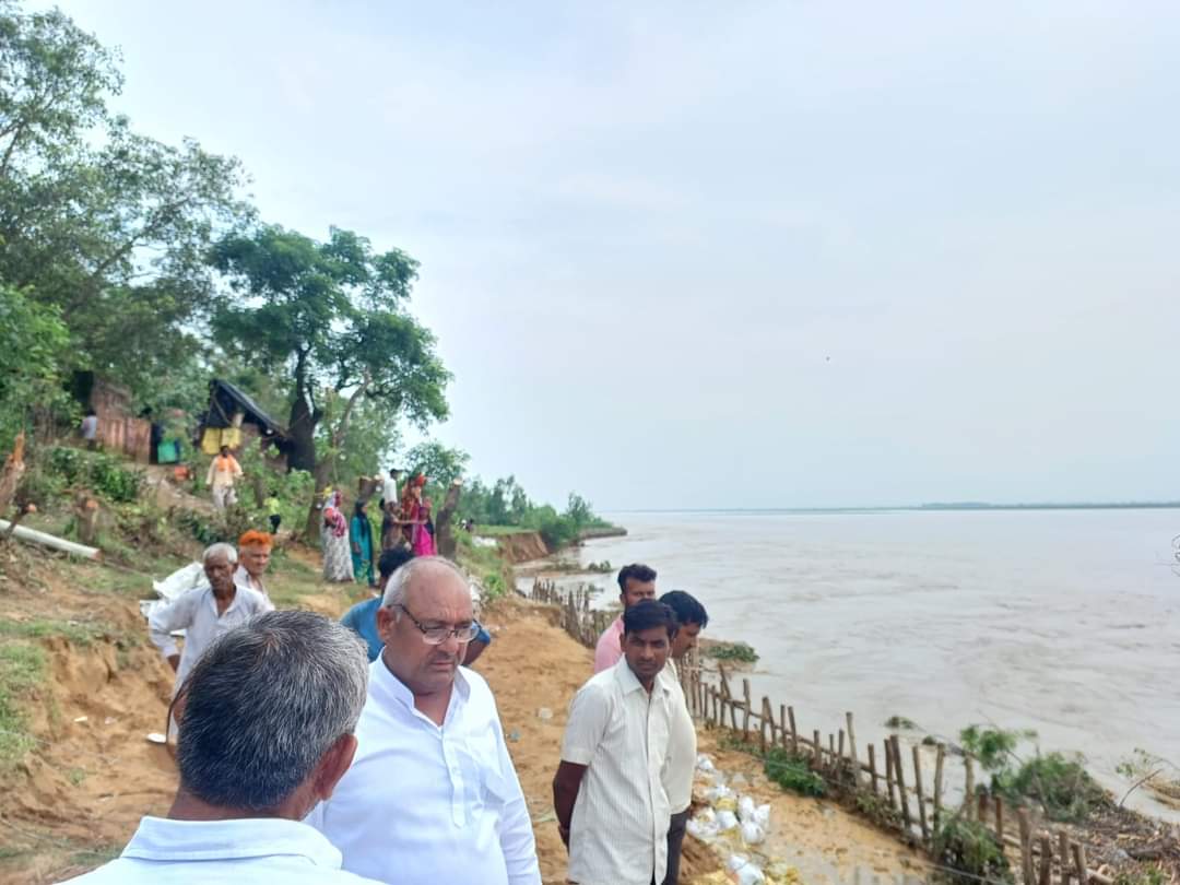 mayankrldBijnor's tweet photo. #बिजनौर
पूर्व जिलाध्यक्ष अशोक चौधरी जी ने किया बाढ़ ग्रस्त मंडावर क्षेत्र के गल्खा मंदिर का दौरा कर क्षेत्रवासियों से मुलाकात की 
@jayantrld 
@AshokRldBijnor
@RLDparty 
@BijnorRld https://t.co/2pNyA2wwb9