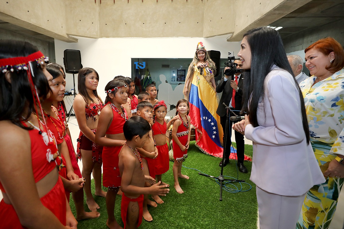Durante la jornada en la sede judicial de Puerto Ordaz la Presidenta del máximo tribunal compartió con un grupo de niños y niñas pemones de la Unidad Educativa Nacional Intercultural Bilingüe Kuranao, quienes interpretaron el Himno Nacional y la canción “Venezuela”