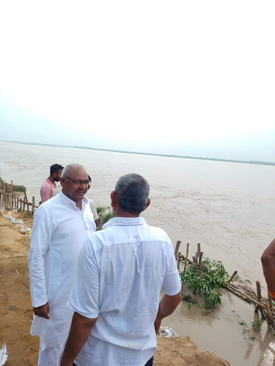 mayankrldBijnor's tweet photo. #बिजनौर
पूर्व जिलाध्यक्ष अशोक चौधरी जी ने किया बाढ़ ग्रस्त मंडावर क्षेत्र के गल्खा मंदिर का दौरा कर क्षेत्रवासियों से मुलाकात की 
@jayantrld 
@AshokRldBijnor
@RLDparty 
@BijnorRld https://t.co/2pNyA2wwb9