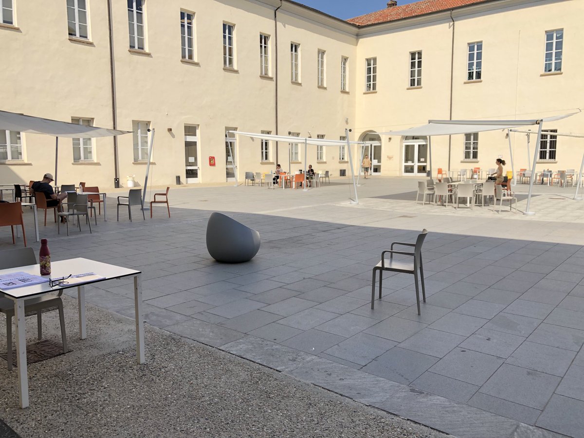 Schönes Bsp wie man es nicht macht: Neue Unibib mit komplett zugepflastertem Aufenthaltsbereich statt zB Wiese und Bäume. Bei 33 Grad und mehr kann man sich da zum Pausemachen auch gleich auf einen Pizzastein legen.