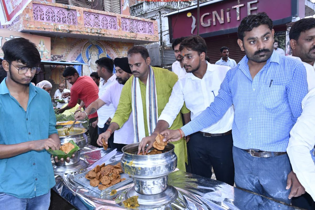 RaviGuptaBJYM's tweet photo. कैबिनेट मंत्री श्री @NandiGuptaBJP जी का पुनर्प्राप्त जन्मदिवस प्रतापगढ में बाबागंज के हनुमान मंदिर में पूजा-अर्चना करके मनाया गया जहाँ उनके स्वस्थ्य जीवन एवं दीर्घायु होने की कामना की गयी व विशाल भंडारे का आयोजन किया गया जहाँ हजारो की संख्या में श्रद्धालुओं ने प्रसाद ग्रहण किया। https://t.co/VeaQOiCm9T