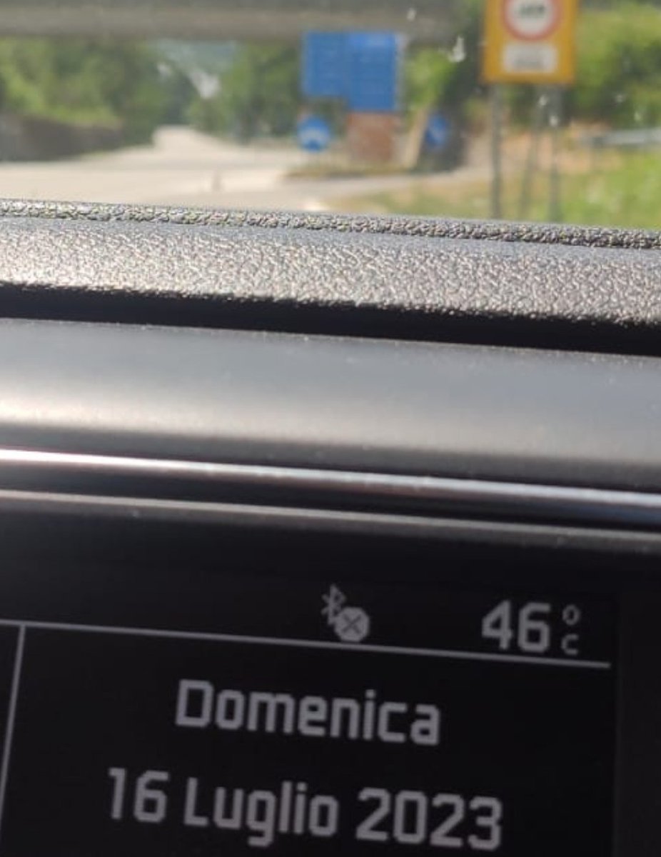 LCalfapietra's tweet photo. L'auto è rimasta ferma pochi minuti . Temperatura fuori dall'abitacolo 40 gradi...
Pensiamoci quando portiamo con noi un cane o un gatto e casomai scendiamo lasciandolo dentro. Un attimo per noi è pochissimo. Per loro può essere fatale
#caldoestivo #rispettoperglianimali https://t.co/WAKdfAutv6