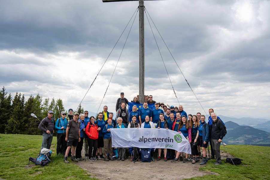 EUKommWien's tweet photo. Auf EU-Gipfeltouren 🇪🇺⛰️ in allen 🇦🇹 Bundesländern diskutieren wir prioritäre EU-Politikbereiche.

Morgen startet die nächste Etappe. Im Großen Walsertal geht's um EU-Technologiepolitik - und die Frage, wie wir zum digitalen Kontinent 👩‍💻 werden.

Infos👉
https://t.co/hvNE6ahC3l https://t.co/b7GtLklddP