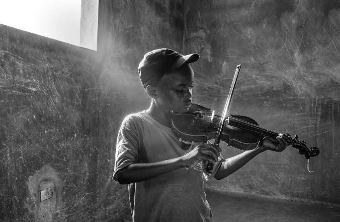 وبرضه يجوز ،،
كما جاز اللى مش ممكن
وطالت غربتك عنى .
وسرسبتى السنين منى .
بإنى فى يوم ألاقيكى
وانك تبقي فى الإمكان
واكحل رمشي بعنيكى
واغوص فيكى واملى الروح
يجوز يبقي اللقا ،،، مسموح .

؛✍️