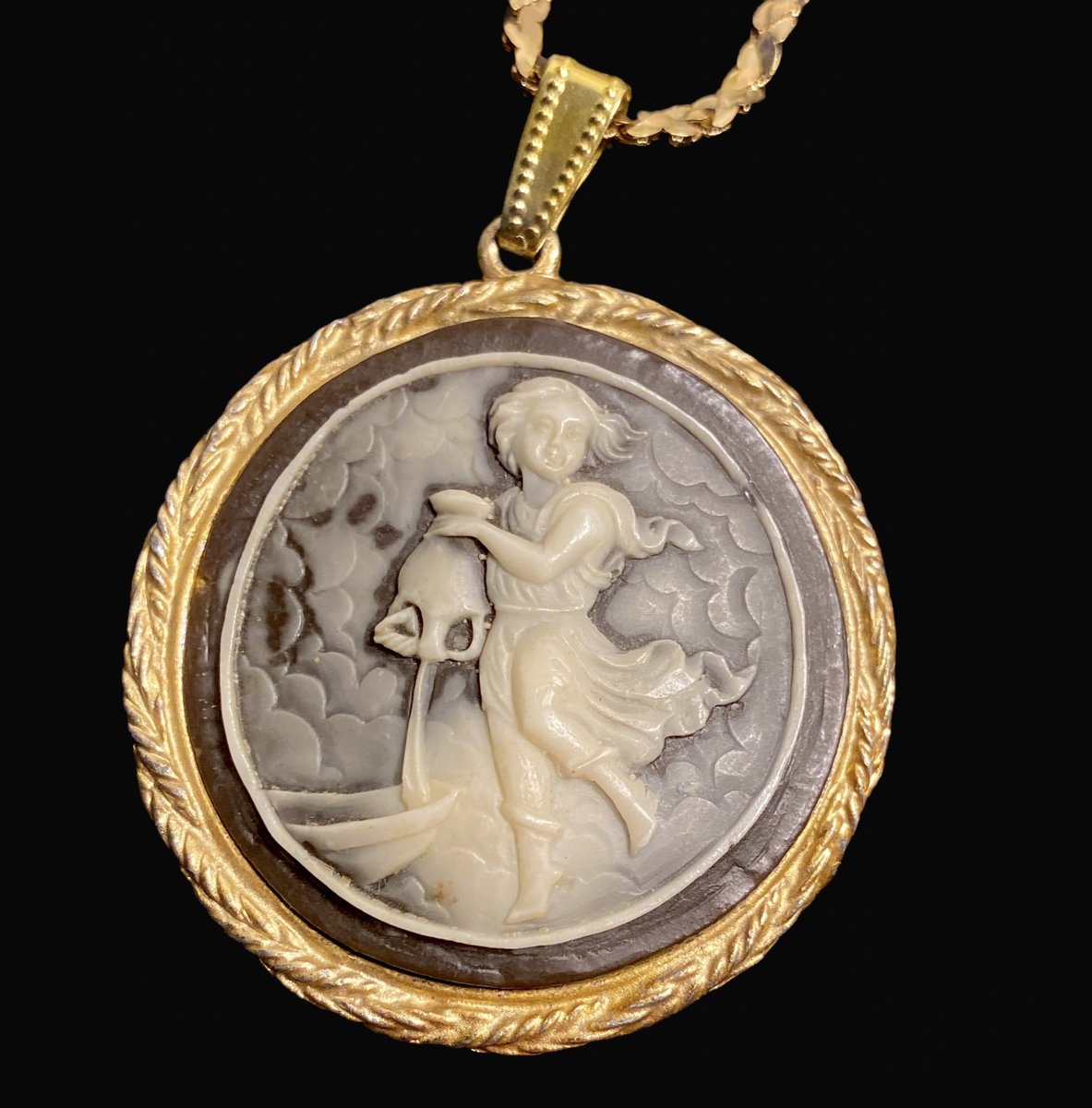 greatstuffuneed's tweet photo. Stunning Detail! Vintage Gray White CAMEO Girl with Urn Pendant Necklace Retro Estate Jewelry https://t.co/Gu8A2uSath #vintage #cameo #girl #urn #water #pendant #necklace #retro #estate #jewelry #gifts #collectibles https://t.co/YbbdPsqcbP