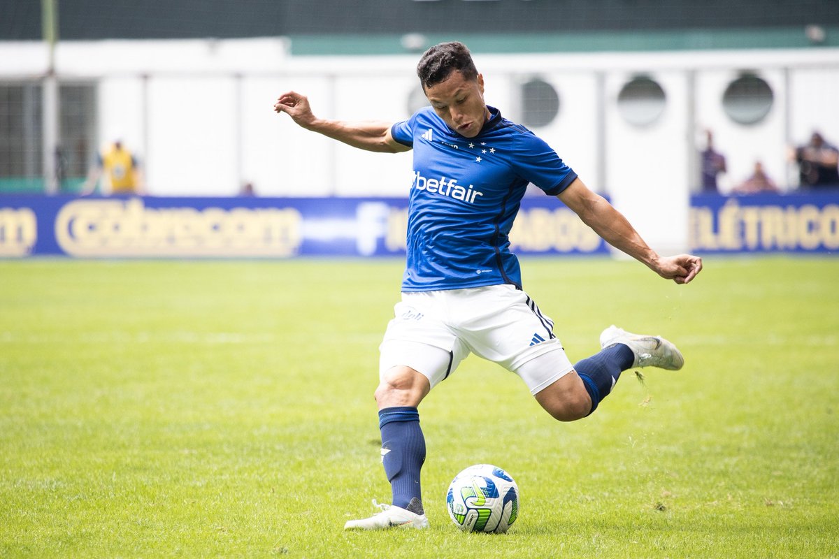 Centraldoocec's tweet photo. O desempenho do Cruzeiro no Brasileirão 2023: 

Segue o fio 🧶 https://t.co/Y339SYs4QP